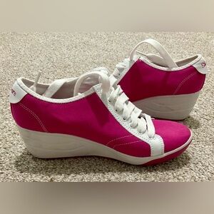 Hot pink platform Skechers sneakers with laces